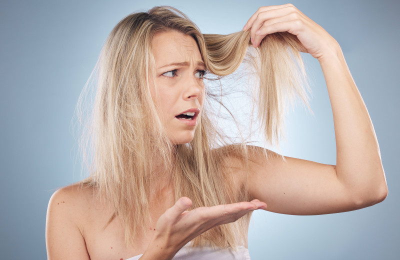 Как понять, что волосы сухие и ломкие из-за жесткой воды, и что делать: советы эксперта