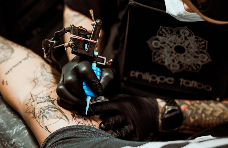 Что происходит с кожей, когда мы делаем татуировки: рассказывает специалист