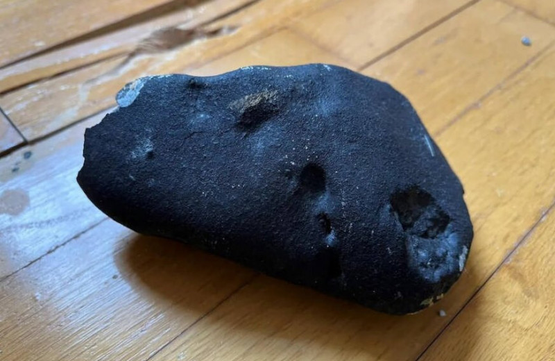 Метеорит упал на жилой дом в США: возможно, это часть кометы Галлея