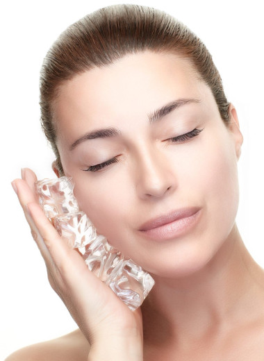 Кубики льда и охлаждающие маски: действительно ли холод приносит пользу коже