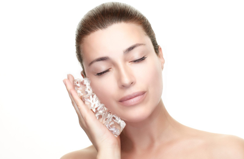 Кубики льда и охлаждающие маски: действительно ли холод приносит пользу коже