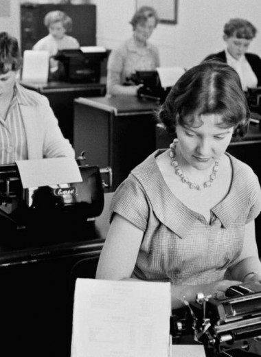Бизнес на опечатках: в 50-х секретарше надоело ошибаться в документах, она взбила краску в блендере и создала корректор