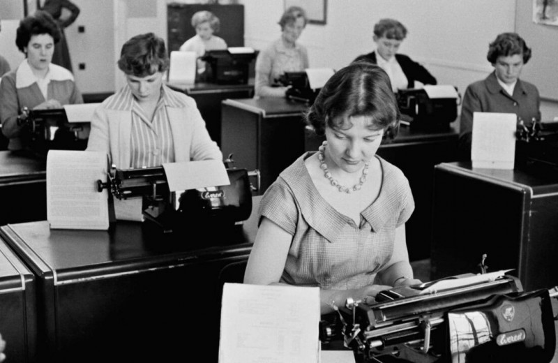 Бизнес на опечатках: в 50-х секретарше надоело ошибаться в документах, она взбила краску в блендере и создала корректор
