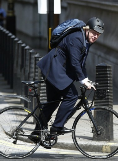 Борис Джонсон на велосипеде, Лукашенко на «Тесле» и Блумберг в метро: на чем передвигаются сильные мира сего