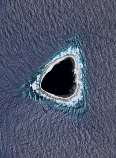 «Несуществующий» остров, гигантские губы и пентаграмма: 5 загадочных объектов на картах Google