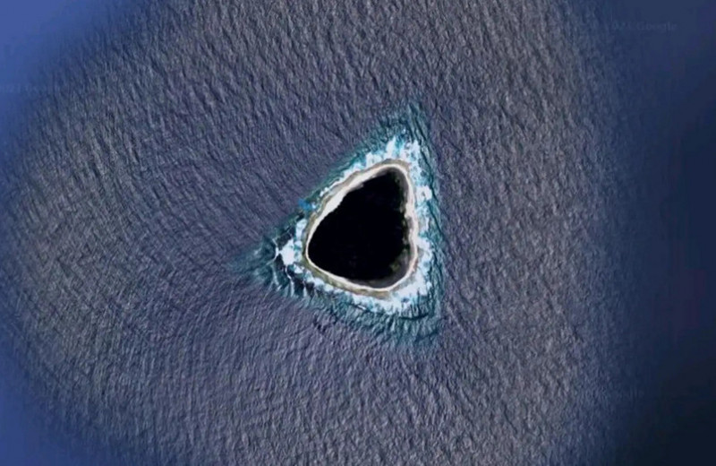 «Несуществующий» остров, гигантские губы и пентаграмма: 5 загадочных объектов на картах Google
