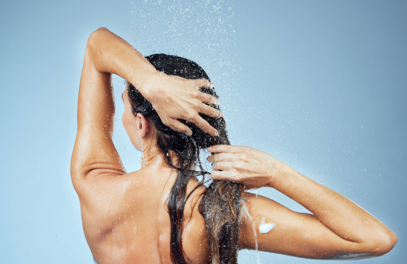 4 ошибки в мытье головы, из-за которых у тебя выпадает больше волос, чем должно