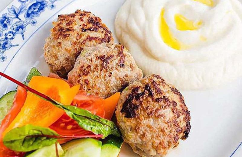 Бургер без хлеба, белковый салат и элитная овсянка — секреты простейших завтраков