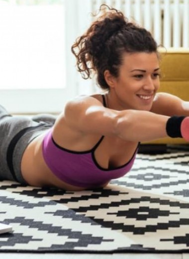 10 легких упражнений для фитнеса в домашних условиях