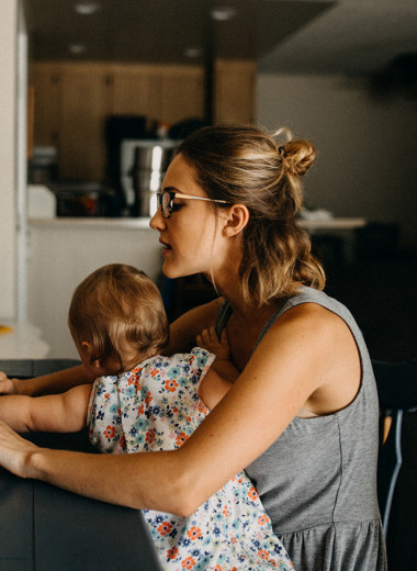 Маневрируем в позе «зю»: разбираем главные стереотипы о балансе карьеры и материнства