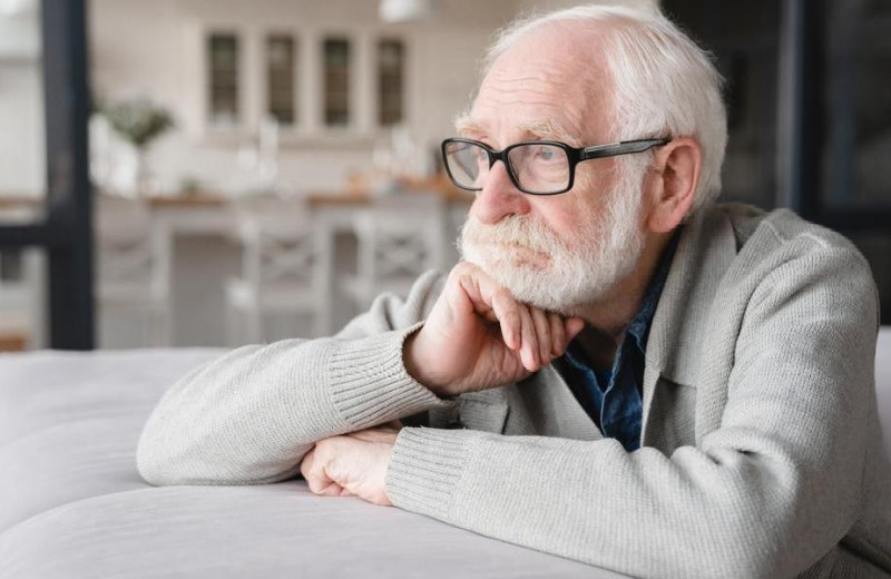 80-летний мужчина годами проживает один и тот же день из-за редкого синдрома