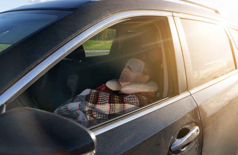 Уснуть в пути и проснуться: 8 принципов безопасной ночевки в машине