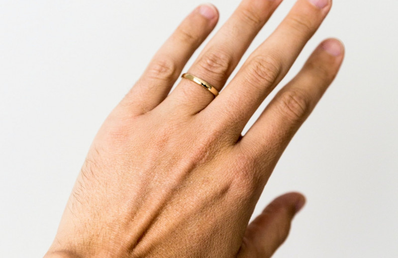 Как снять кольцо, которое застряло на пальце: 7 простых способов