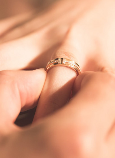 Непростое украшенье: почему обручальное кольцо носят на правой руке?
