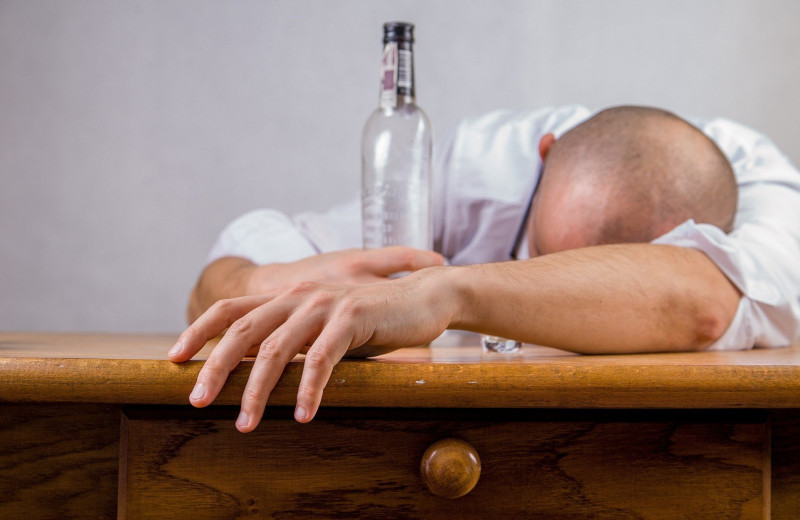 Почему не надо пить алкоголь натощак? Объясняем наглядно