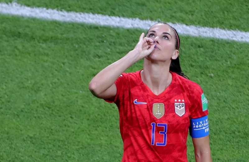 Американка забила Англии победный гол и отпраздновала его насмешливым жестом (видео). Англичане взлютовали