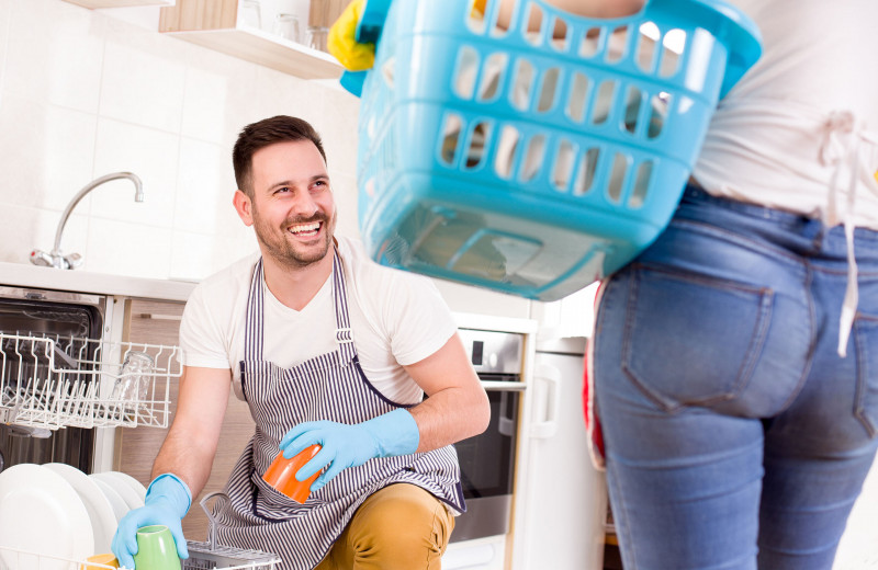 Как счастливые пары делят домашние обязанности: 7 главных правил