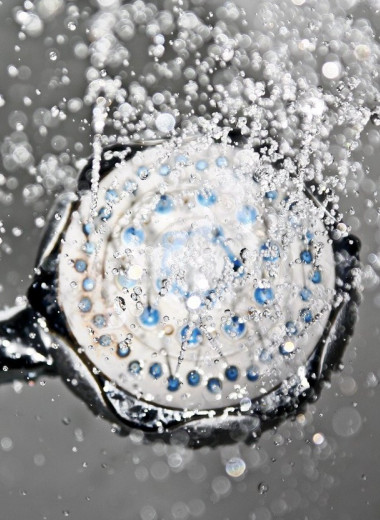 Стоит ли принимать душ каждый день или это опасно: ответ дерматологов
