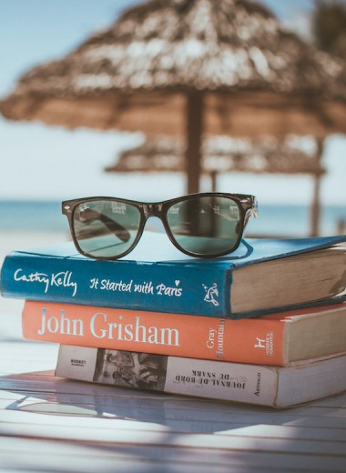 Летнее настроение: 5 новых книг, которые стоит взять с собой в отпуск