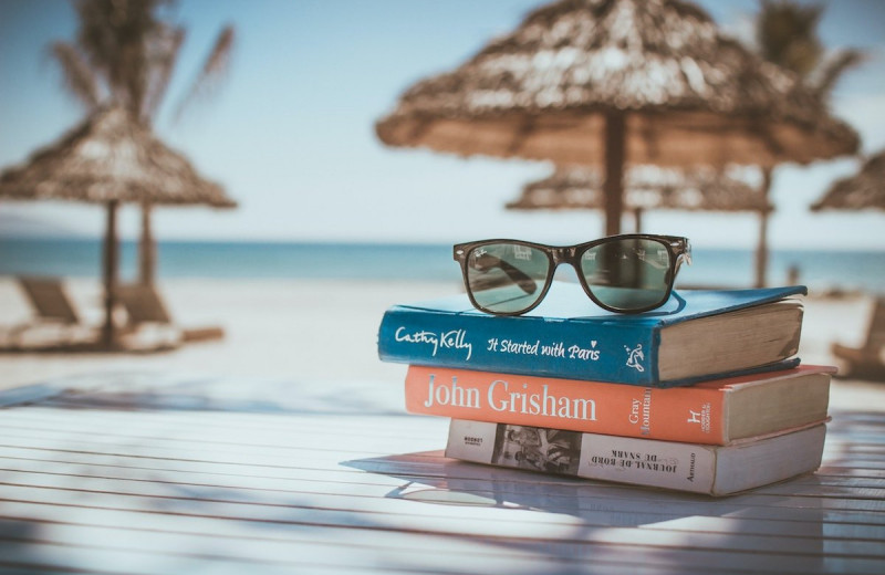 Летнее настроение: 5 новых книг, которые стоит взять с собой в отпуск