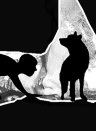 Группу палеолитических людей в пещере сопроводила большая собака или волк