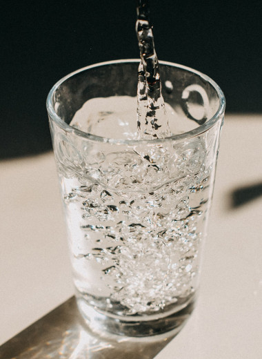 Как пить больше воды: 7 советов, которые помогут похудеть и выглядеть свежее
