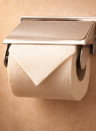 Туалетное оригами: зачем в отелях край туалетной бумаги складывают треугольником?