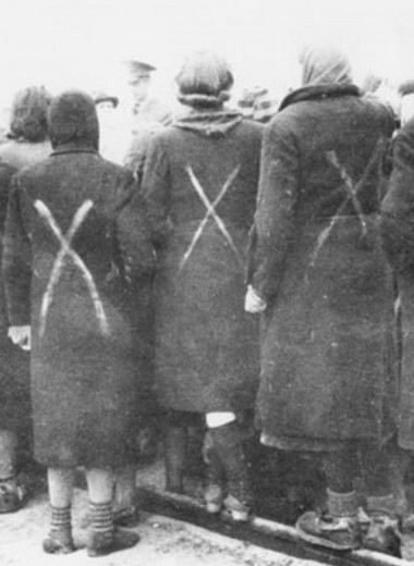 «Медовые дни»: что ждало женщин из Красной Армии в плену у немцев