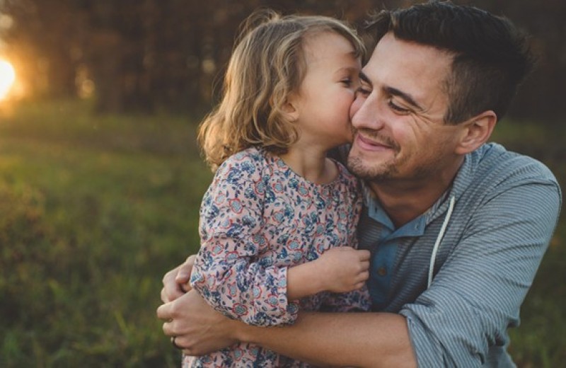 «Плохой муж, любящий папа»: почему нельзя запрещать детям любить отца