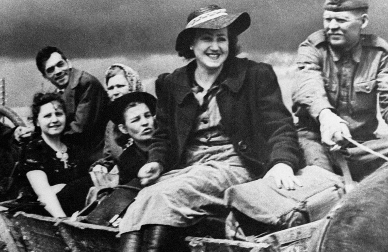Со сцены на фронт: какие актрисы СССР воевали во время Великой Отечественной