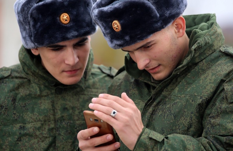 Соцсеть — находка для шпиона. Почему Госдума запрещает солдатам интернет