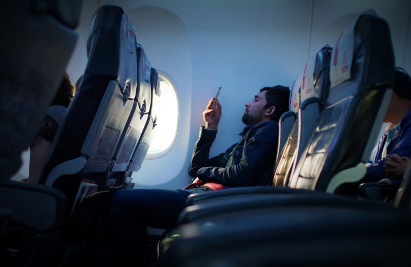 Правила этикета: как вести себя в самолете, чтобы не испортить полет ни себе, ни окружающим