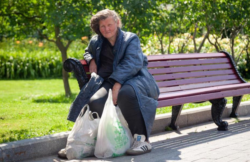 «Это может случиться с любой из нас»: почему женщины становятся бездомными — 3 причины