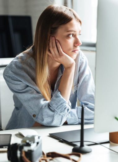 Почему мы постоянно трогаем лицо руками и как избавиться от этой вредной привычки