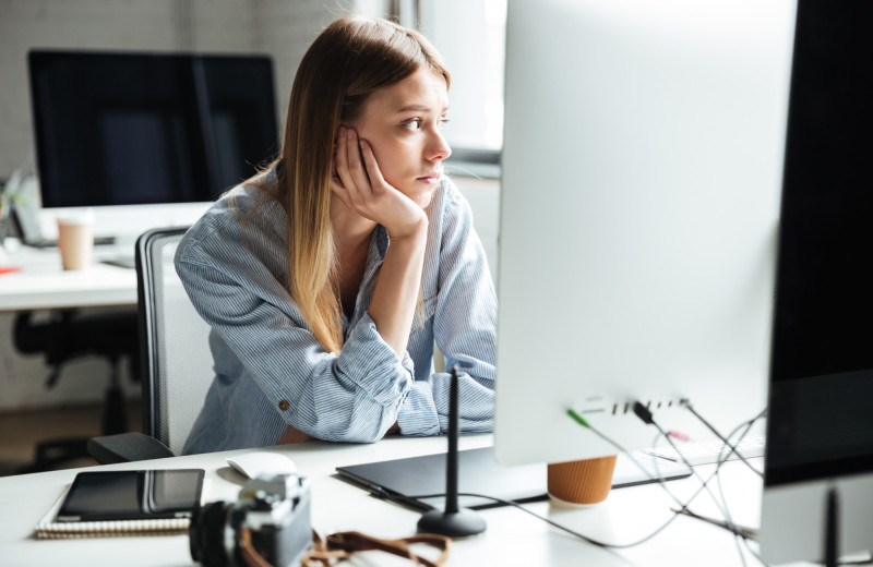 Почему мы постоянно трогаем лицо руками и как избавиться от этой вредной привычки