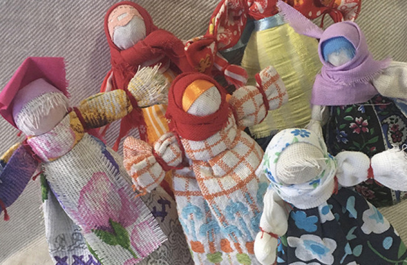 Игра в куклы помогает найти связь с собой и мирозданием