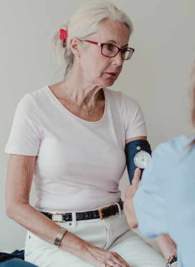 Живут дольше, но болеют чаще: что выяснили ученые о женском здоровье и долголетии