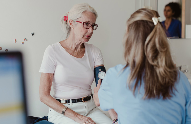 Живут дольше, но болеют чаще: что выяснили ученые о женском здоровье и долголетии