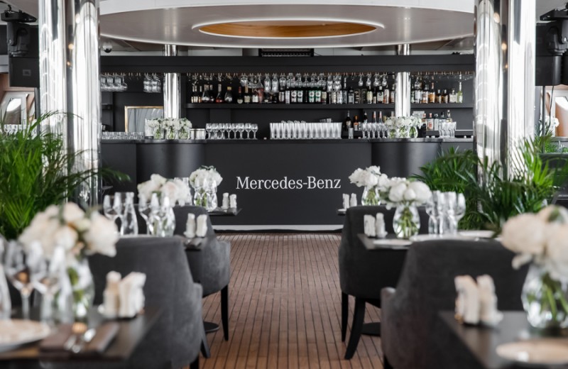 Номер-люкс в центре Москвы, яхта и кафе: новинки Mercedes-Benz