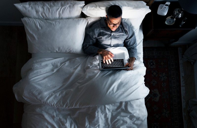 Почему работать и читать, лежа в кровати, вредно для здоровья — избавьтесь от этой привычки!