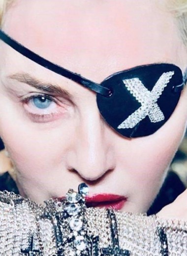 Горящие кресты, гранаты и поцелуи: 5 самых скандальных клипов Мадонны