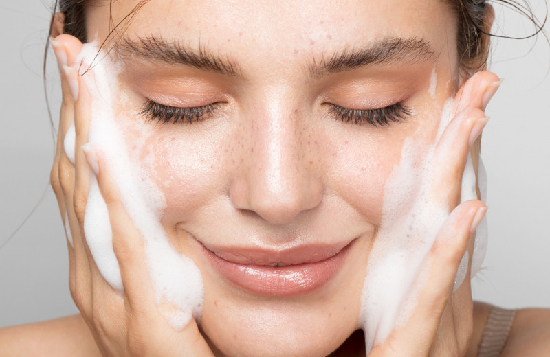 Как очистить жирную кожу лица: советы косметолога