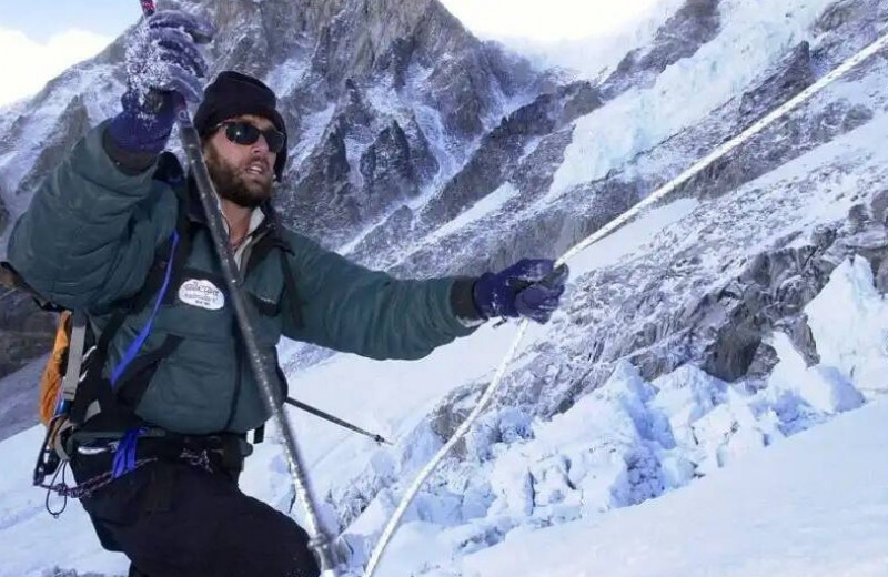 Для достижения высот нет никаких барьеров: история слепого альпиниста, покорившего Эверест