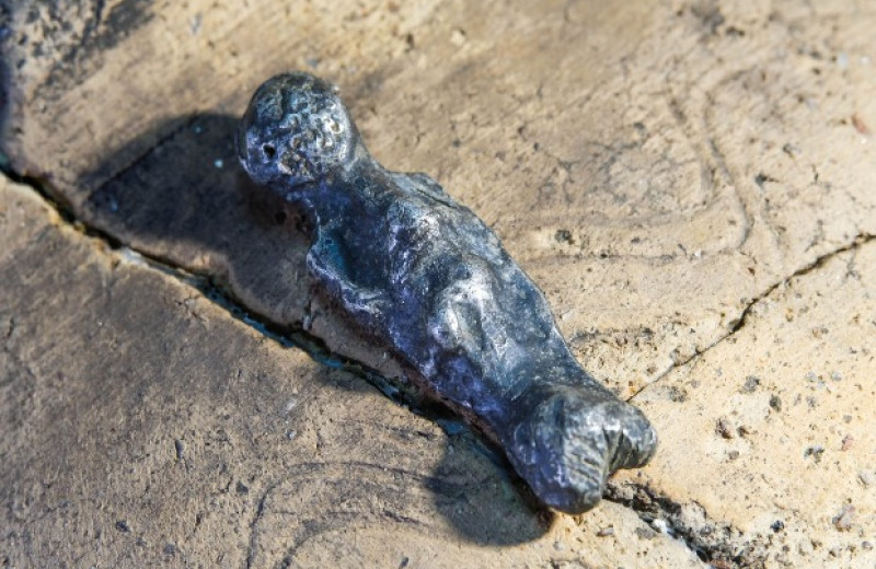 Польские археологи раскопали в славянском поселении редкую серебряную фигурку