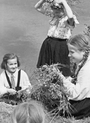 «Все было стыдно, неудобно, неловко»: как жили девочки-подростки в 1950-е