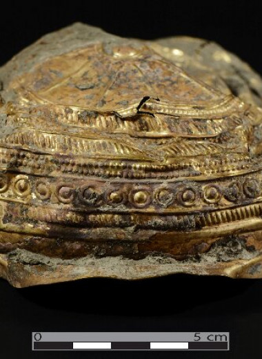 В Австрии нашли древнюю золотую чашу с солярной символикой
