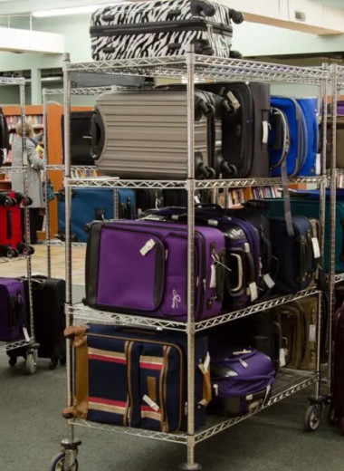 «Что в чемоданах — неизвестно»: как работает Unclaimed Baggage из США, который продаёт потерянный в аэропорту багаж