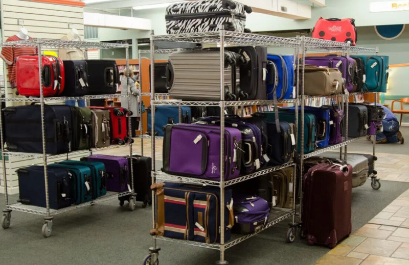 «Что в чемоданах — неизвестно»: как работает Unclaimed Baggage из США, который продаёт потерянный в аэропорту багаж