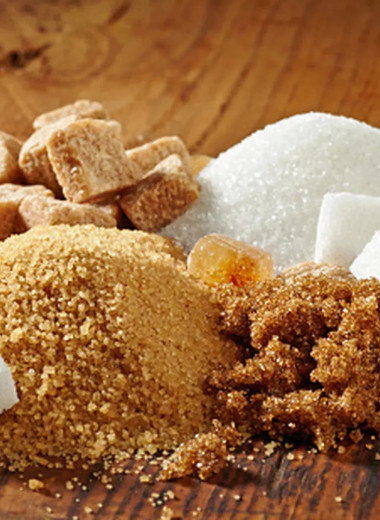 В чем разница между белым и коричневым сахаром