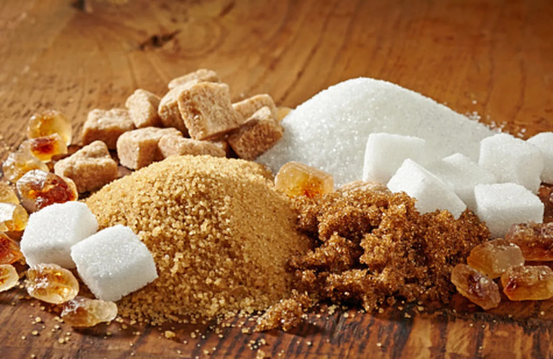 В чем разница между белым и коричневым сахаром